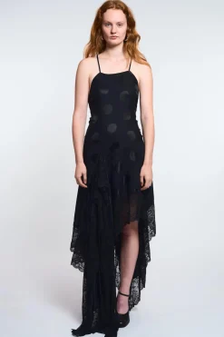 MaisonCléo Robes>LA POUPETTE DÉFILÉ LOOK 26 – Robe KIRSTEN longue en satin de soie noir à pois avec volants en dentelle