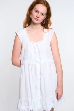MaisonCléo Robes>LA POUPETTE DÉFILÉ LOOK 12 – Robe en coton blanc boutonnée avec broderies et liens TIPHAINE