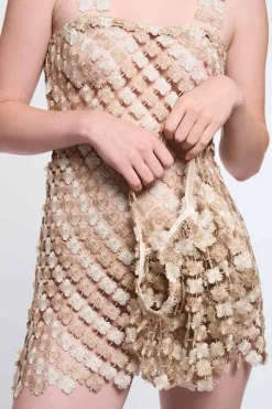 MaisonCléo Sacs>LA POUPETTE DÉFILÉ LOOK 23 – Sac GAETAN en crochet beige et doré à fleurs