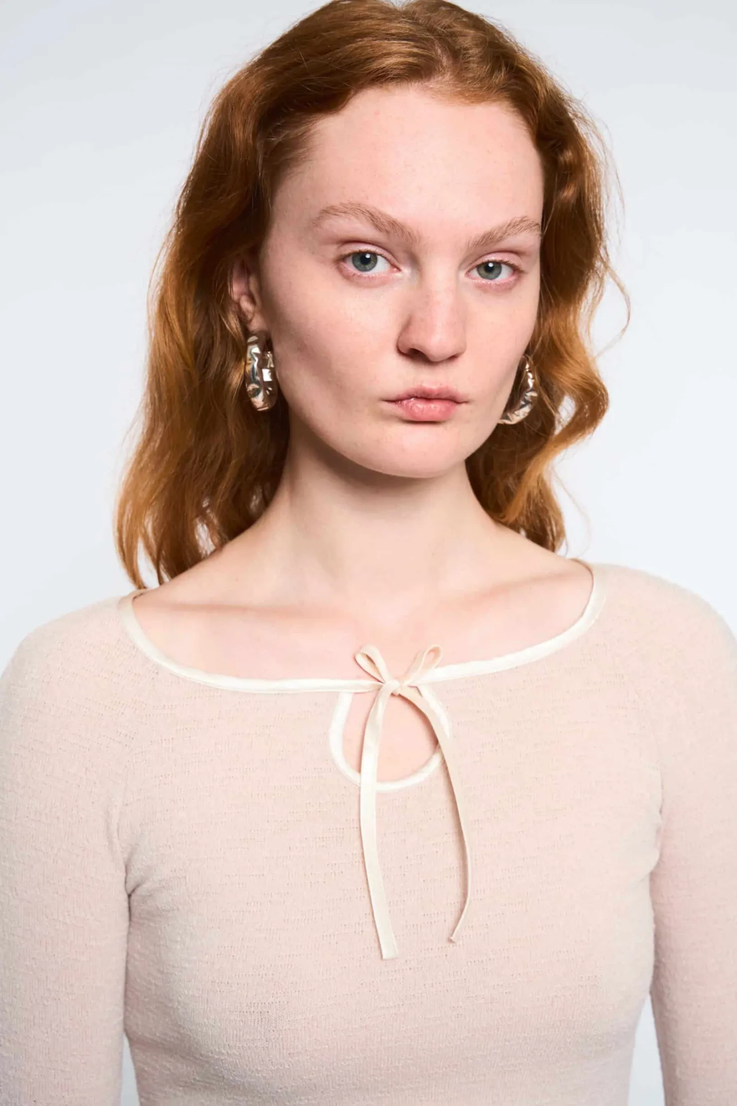 MaisonCléo Tops>LA POUPETTE DÉFILÉ LOOK 22 – Top en jersey beige GWENOLA manches volantées asymétriques