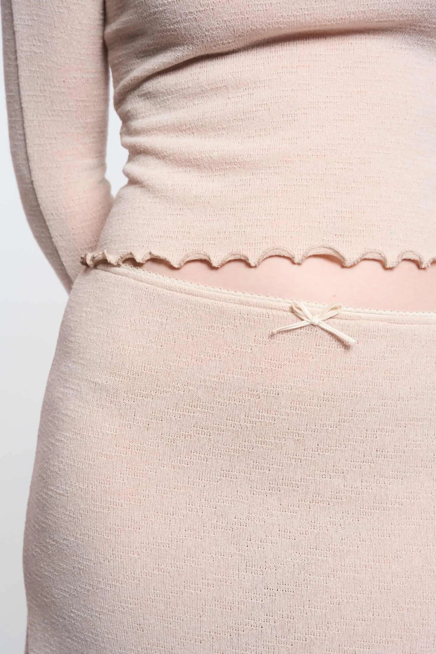 MaisonCléo Tops>LA POUPETTE DÉFILÉ LOOK 22 – Top en jersey beige GWENOLA manches volantées asymétriques