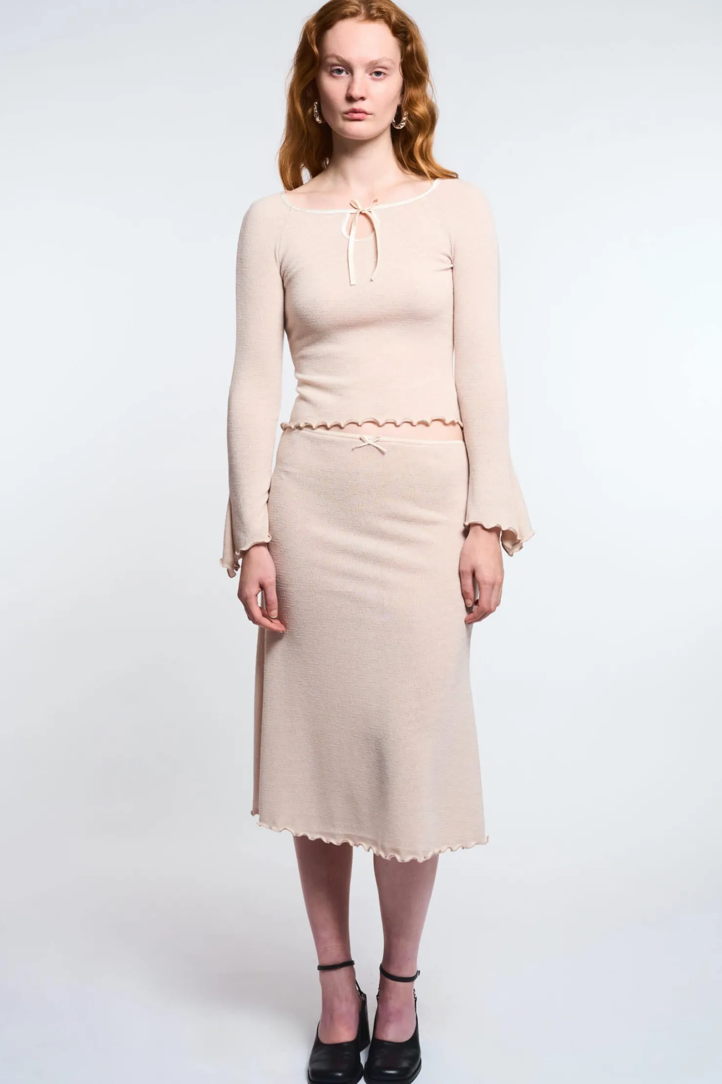 MaisonCléo Tops>LA POUPETTE DÉFILÉ LOOK 22 – Top en jersey beige GWENOLA manches volantées asymétriques