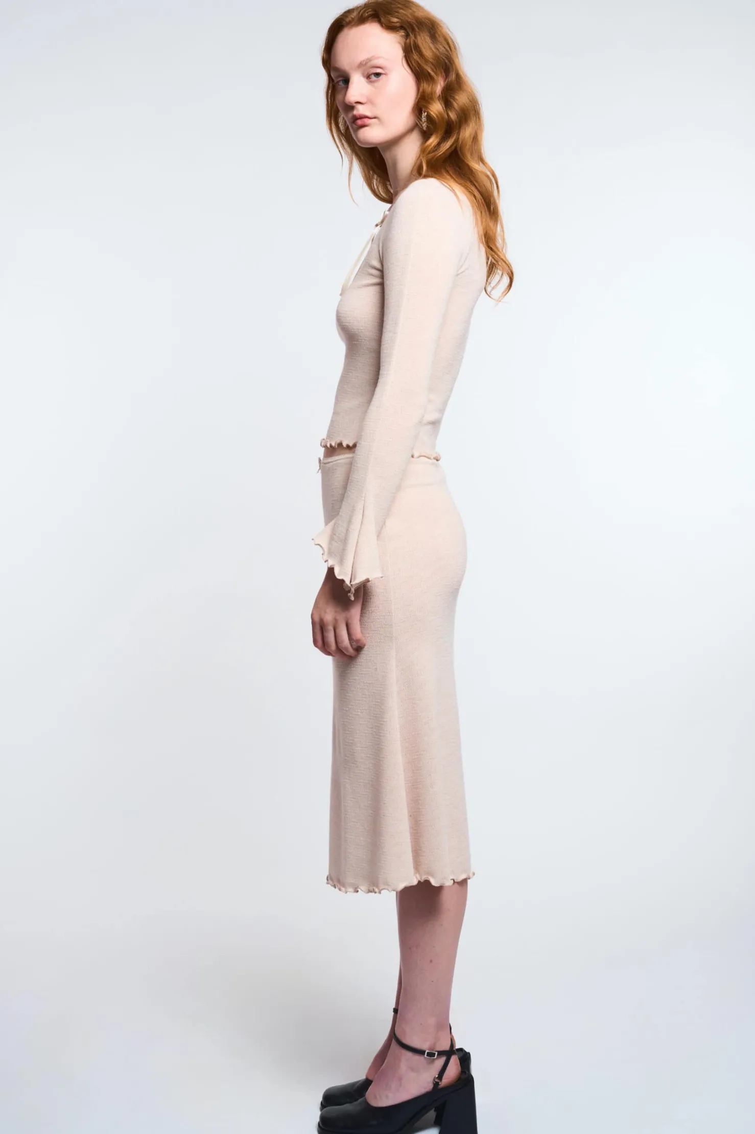 MaisonCléo Tops>LA POUPETTE DÉFILÉ LOOK 22 – Top en jersey beige GWENOLA manches volantées asymétriques