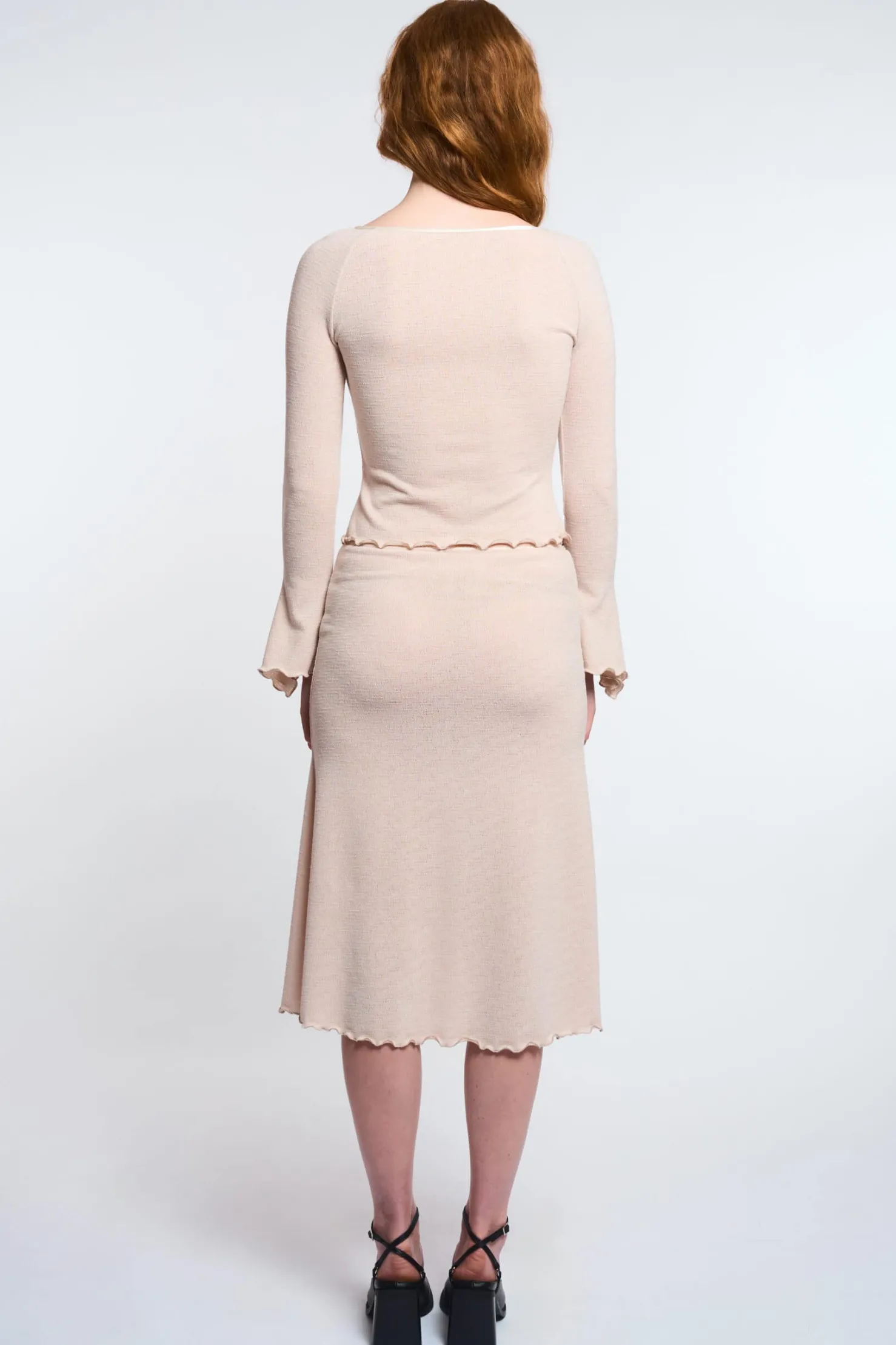MaisonCléo Tops>LA POUPETTE DÉFILÉ LOOK 22 – Top en jersey beige GWENOLA manches volantées asymétriques