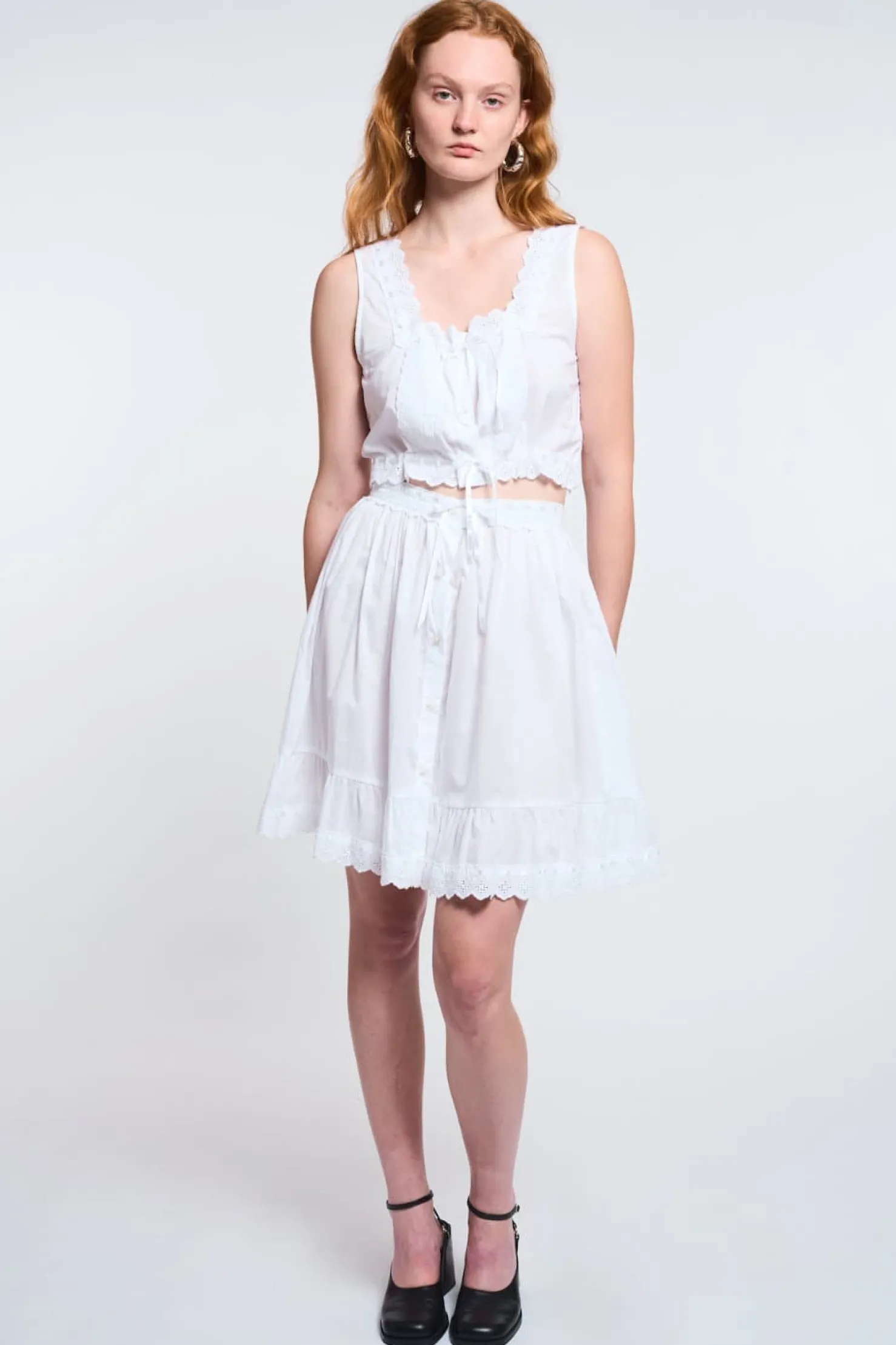 MaisonCléo Tops>LA POUPETTE DÉFILÉ LOOK 8 – Top JUNA sans manches avec broderies dentelles JUNA