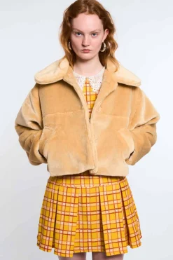 MaisonCléo Vestes / Manteaux>LA POUPETTE DÉFILÉ LOOK 25 – Veste IVONA en fausse fourrure oversize beige