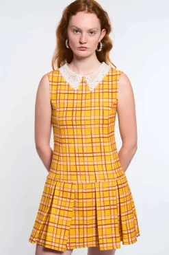 MaisonCléo Robes>LA POUPETTE DÉFILÉ LOOK 25- Robe Natasha plissée sans manches jaune tartan avec col dentelle