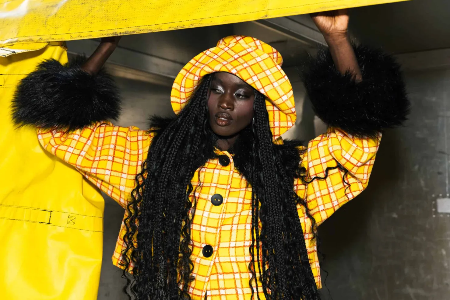 MaisonCléo Jupes>LA POUPETTE DÉFILÉ LOOK 21- Veste oversize jaune tartan avec fausse fourrure noire ERELL