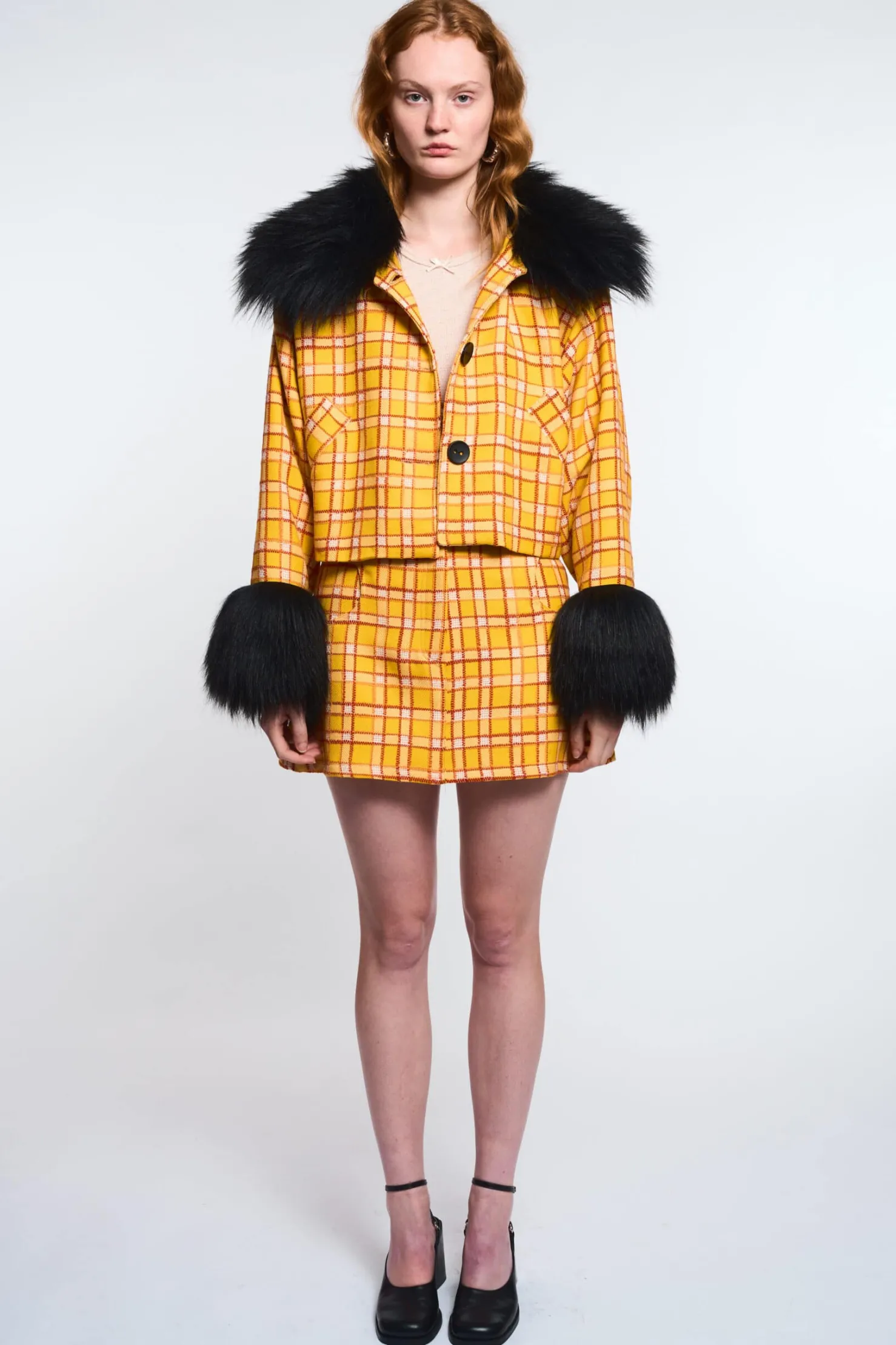 MaisonCléo Jupes>LA POUPETTE DÉFILÉ LOOK 21- Veste oversize jaune tartan avec fausse fourrure noire ERELL