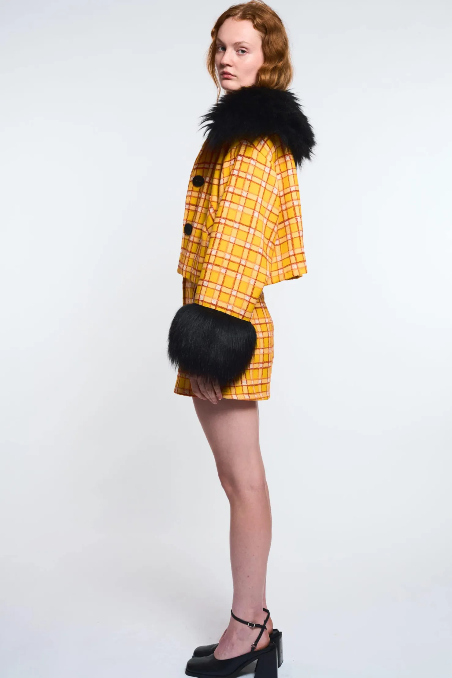MaisonCléo Jupes>LA POUPETTE DÉFILÉ LOOK 21- Veste oversize jaune tartan avec fausse fourrure noire ERELL