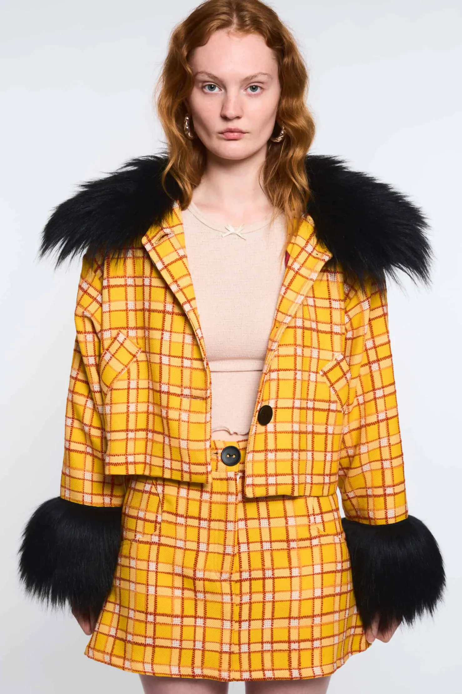 MaisonCléo Jupes>LA POUPETTE DÉFILÉ LOOK 21- Veste oversize jaune tartan avec fausse fourrure noire ERELL