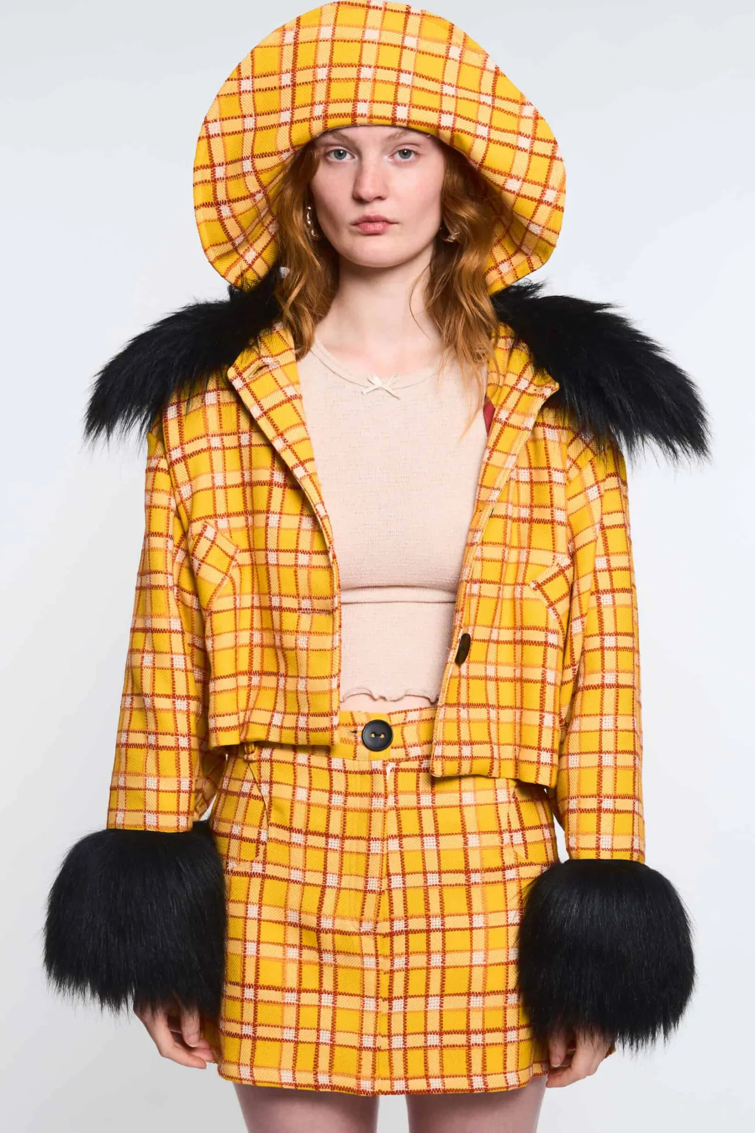 MaisonCléo Jupes>LA POUPETTE DÉFILÉ LOOK 21- Veste oversize jaune tartan avec fausse fourrure noire ERELL