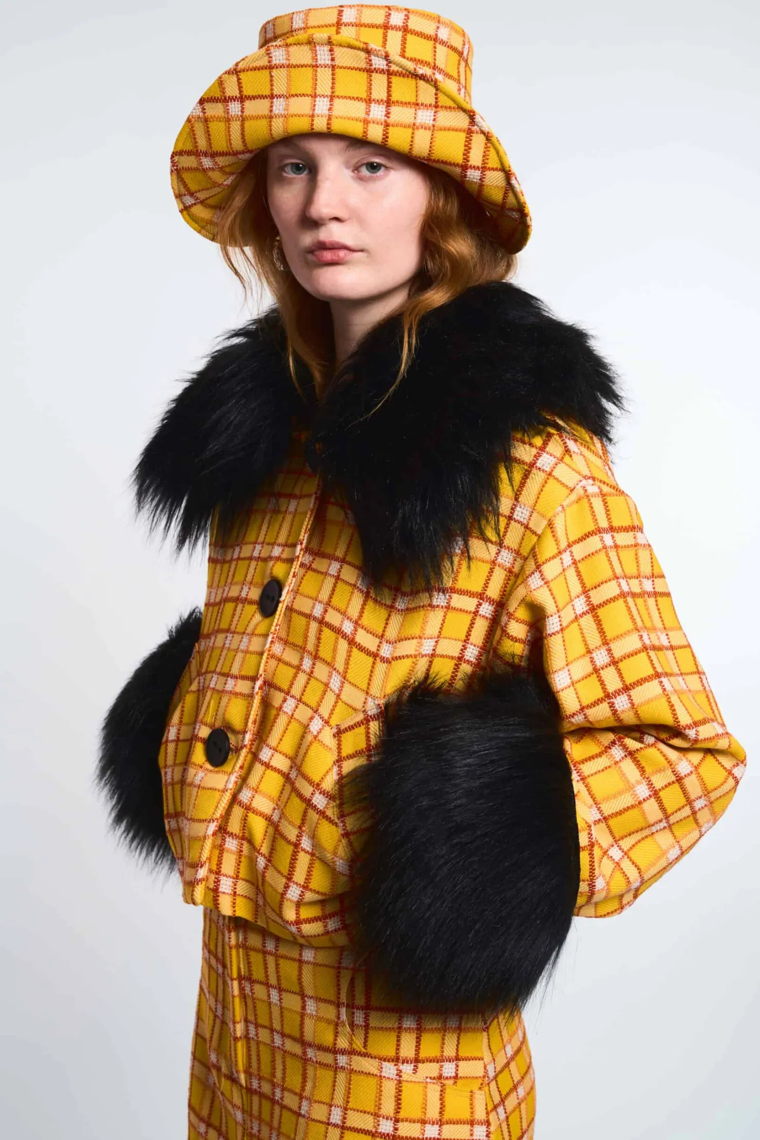 MaisonCléo Jupes>LA POUPETTE DÉFILÉ LOOK 21- Veste oversize jaune tartan avec fausse fourrure noire ERELL