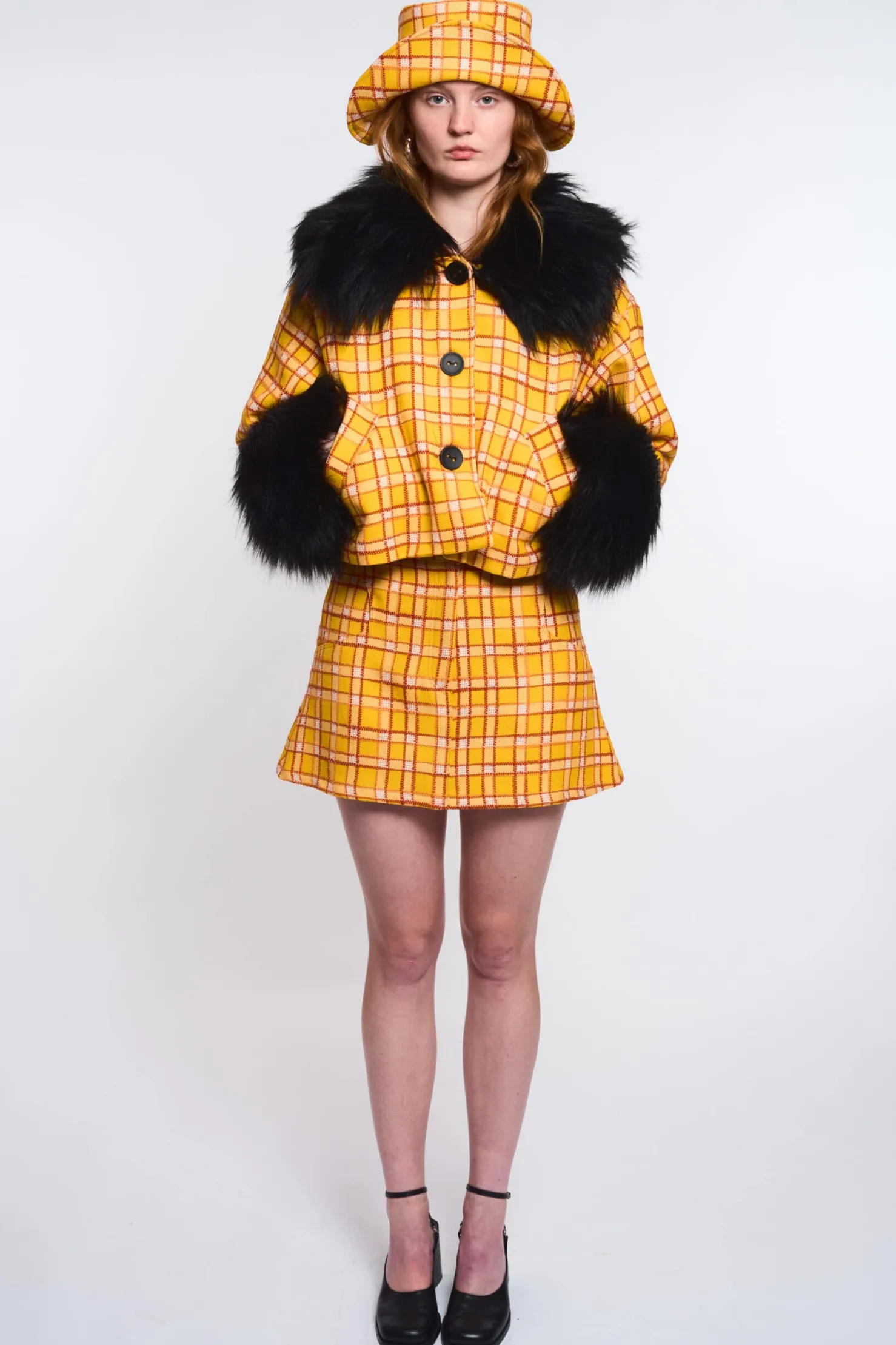 MaisonCléo Jupes>LA POUPETTE DÉFILÉ LOOK 21- Veste oversize jaune tartan avec fausse fourrure noire ERELL
