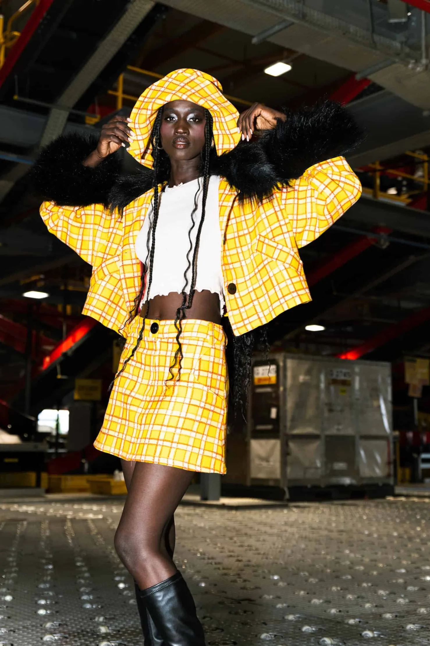 MaisonCléo Jupes>LA POUPETTE DÉFILÉ LOOK 21- Veste oversize jaune tartan avec fausse fourrure noire ERELL