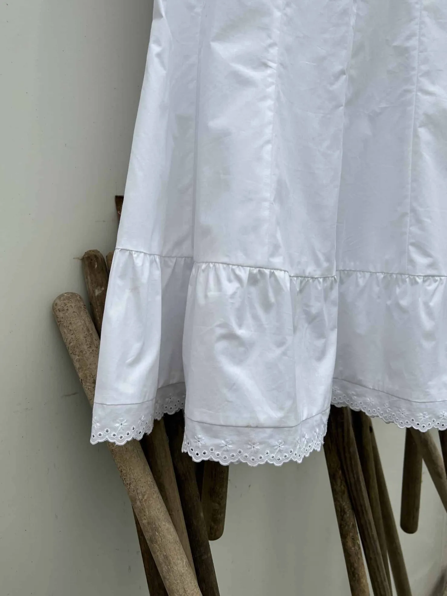 MaisonCléo Jupes>Longue jupe évasée en coton blanc et broderie anglaise