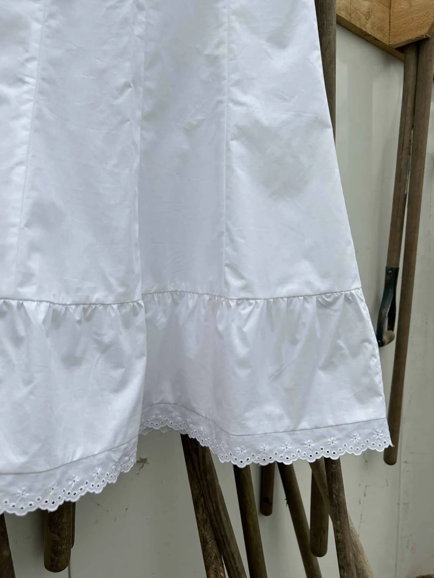 MaisonCléo Jupes>Longue jupe évasée en coton blanc et broderie anglaise