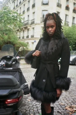 MaisonCléo Vestes / Manteaux>Manteau noir en laine épaisse avec fausse fourrure noire ISA
