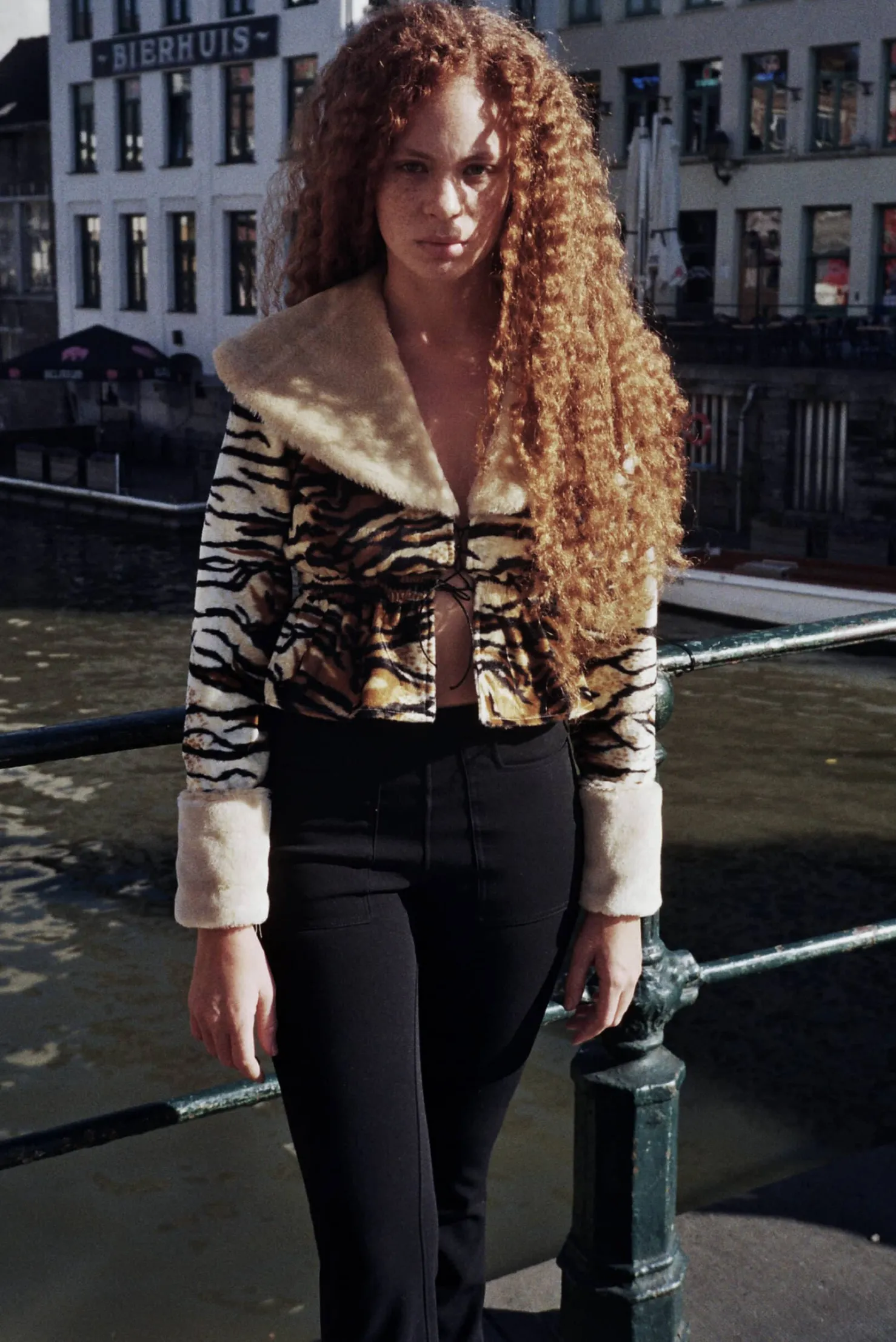 MaisonCléo Pantalons / Shorts>Pantalon évasé flare noir stretchy avec poches devant DANIELA