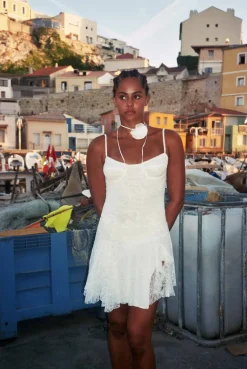 MaisonCléo Robes>Robe à bretelles avec armature en dentelle blanche volantée avec collier fleur