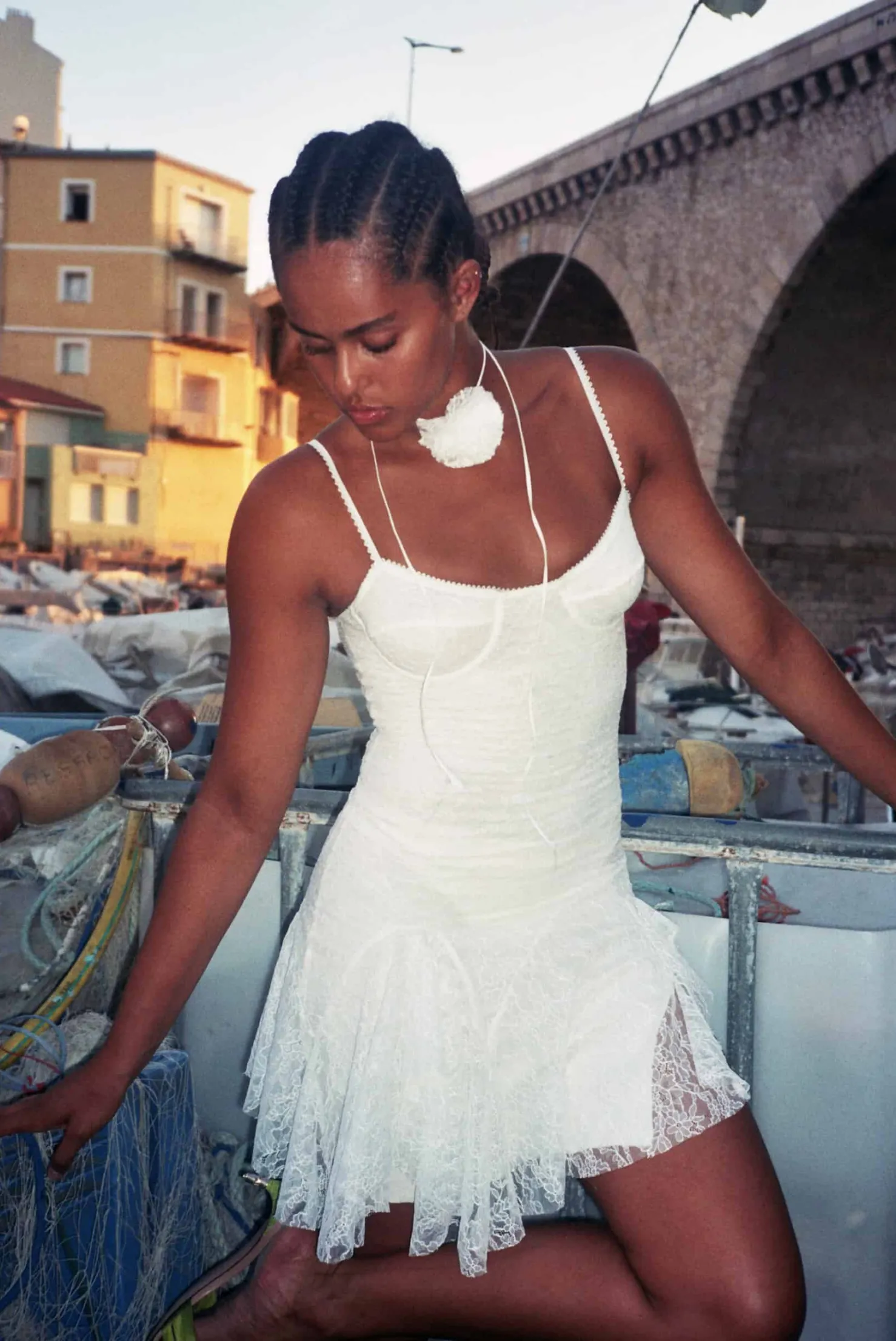 MaisonCléo Robes>Robe à bretelles avec armature en dentelle blanche volantée avec collier fleur