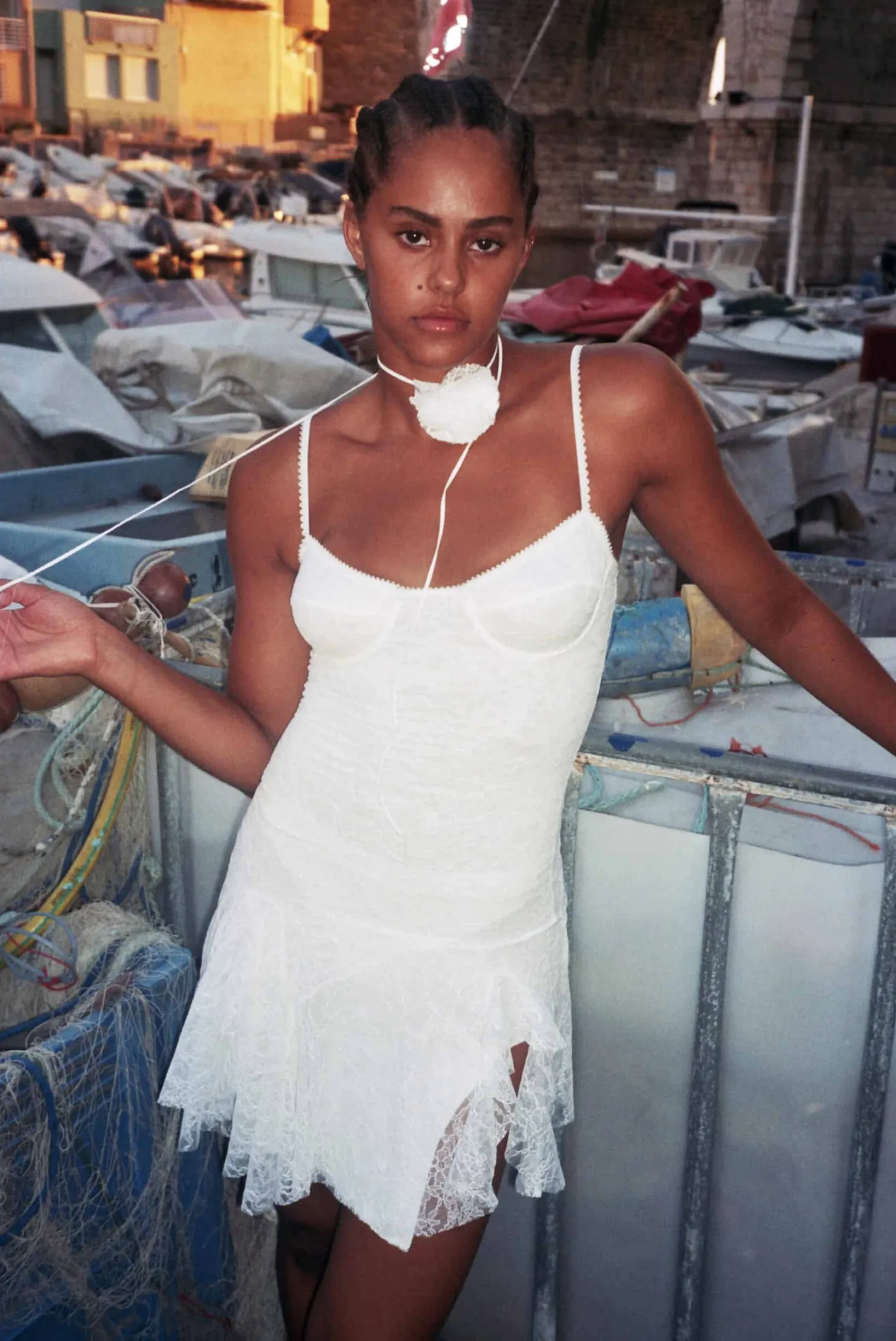 MaisonCléo Robes>Robe à bretelles avec armature en dentelle blanche volantée avec collier fleur