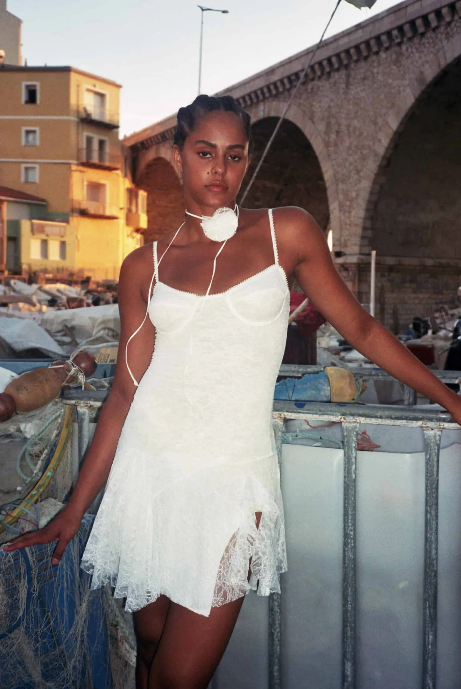 MaisonCléo Robes>Robe à bretelles avec armature en dentelle blanche volantée avec collier fleur