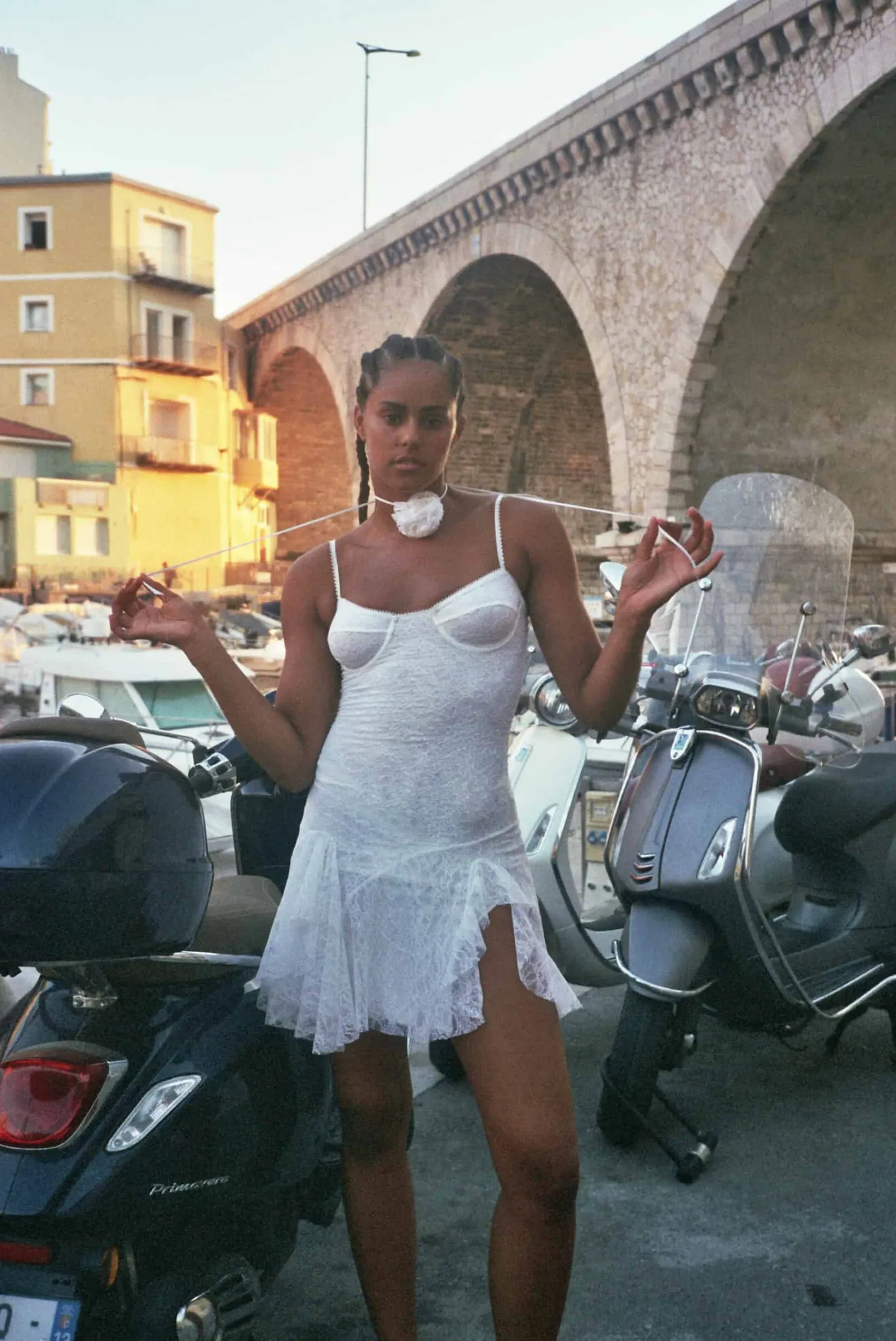MaisonCléo Robes>Robe à bretelles avec armature en dentelle blanche volantée avec collier fleur