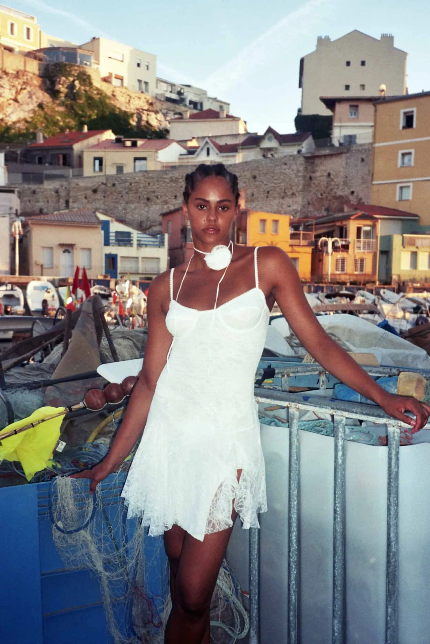 MaisonCléo Robes>Robe à bretelles avec armature en dentelle blanche volantée avec collier fleur