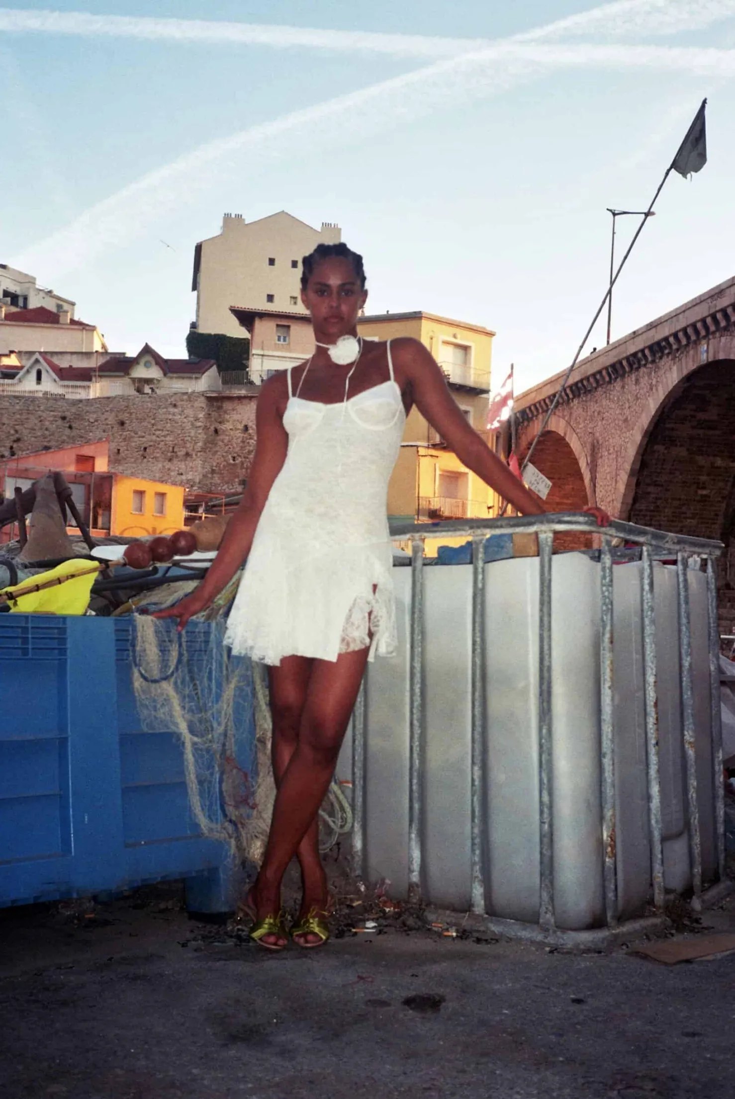 MaisonCléo Robes>Robe à bretelles avec armature en dentelle blanche volantée avec collier fleur
