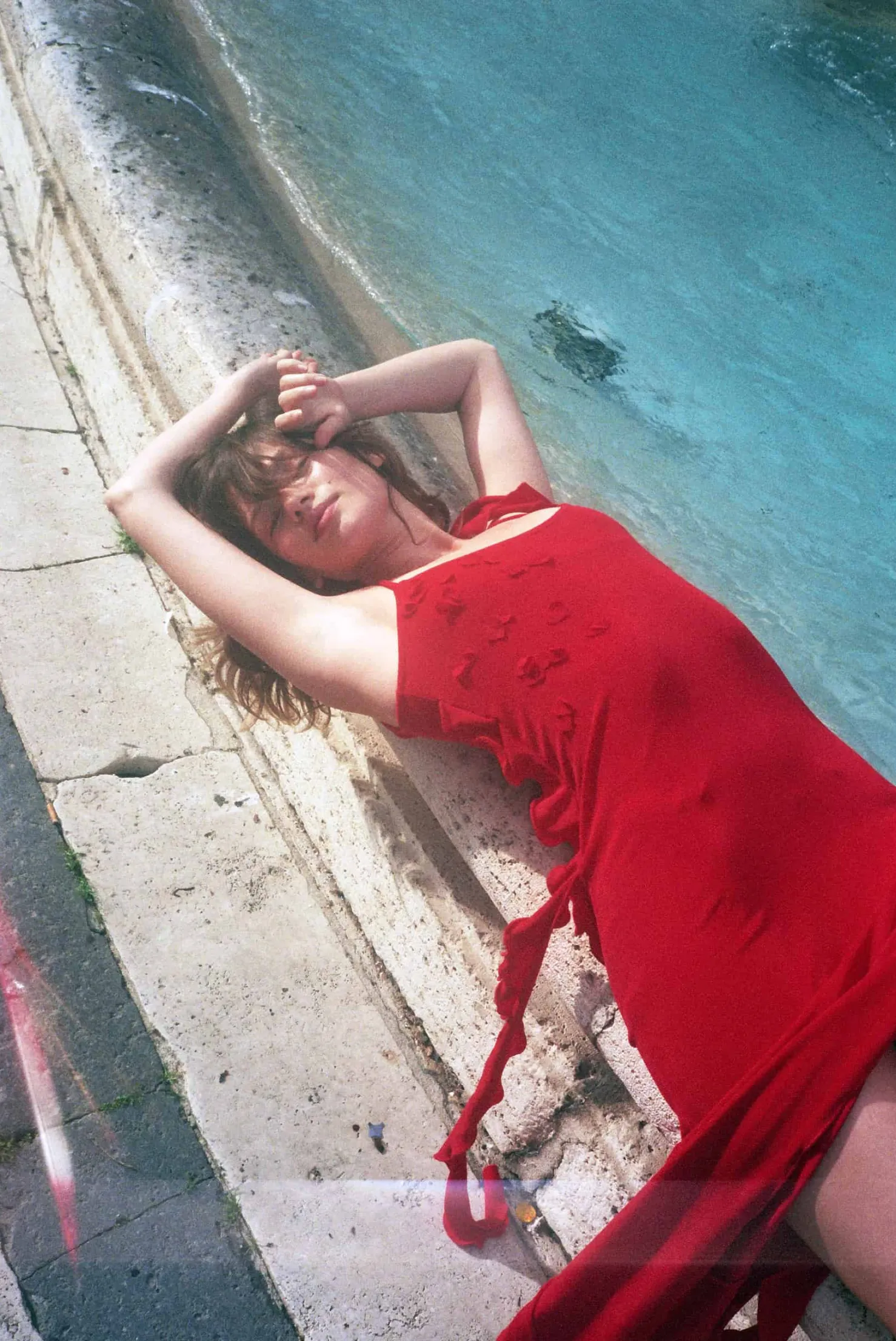 MaisonCléo Robes>Robe asymétrique à bretelles rouge volantée ALESSANDRA – Capsule L’AMOUR