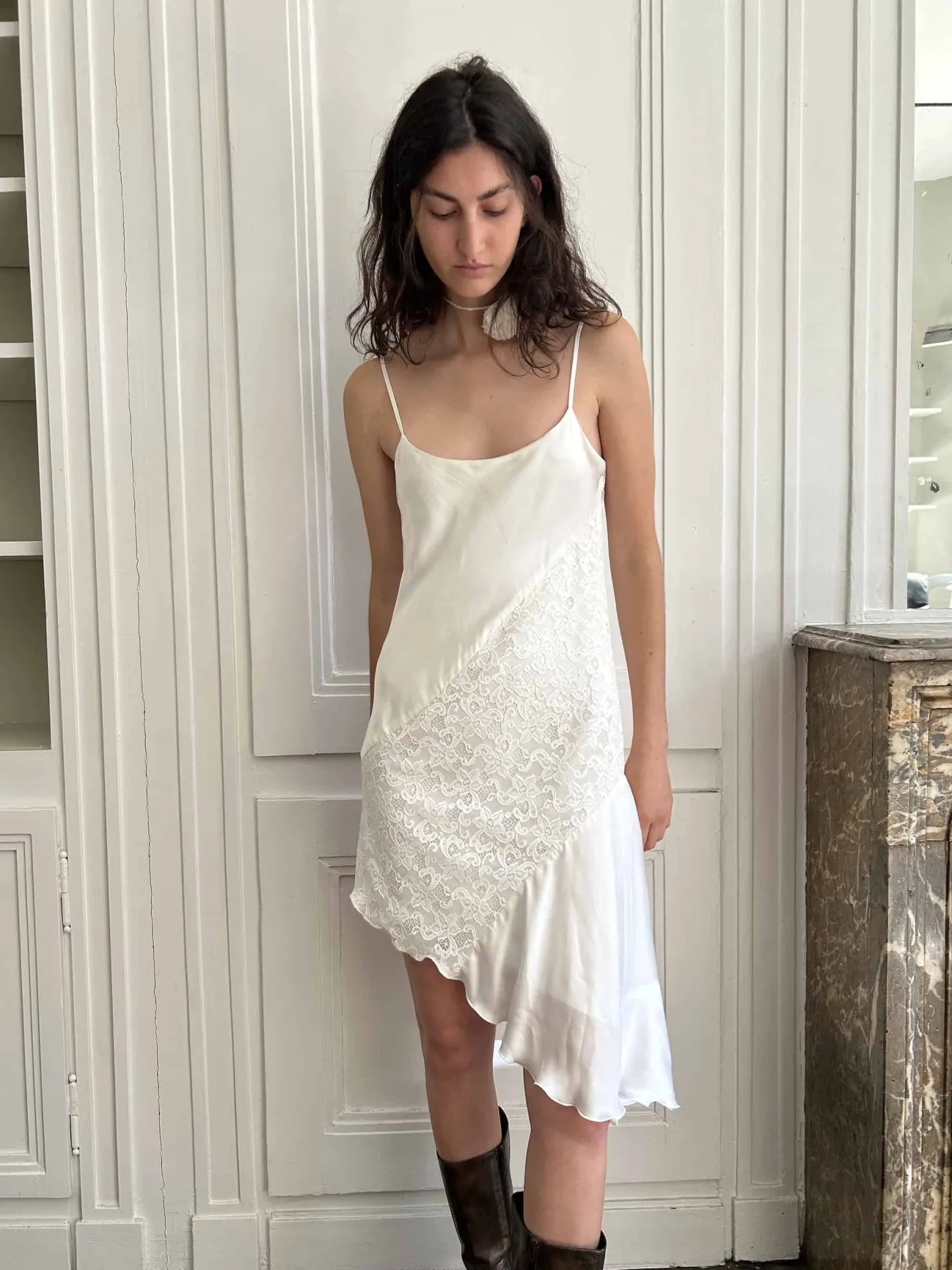 MaisonCléo Robes>Robe asymétrique en dentelle et soie blanc cassé