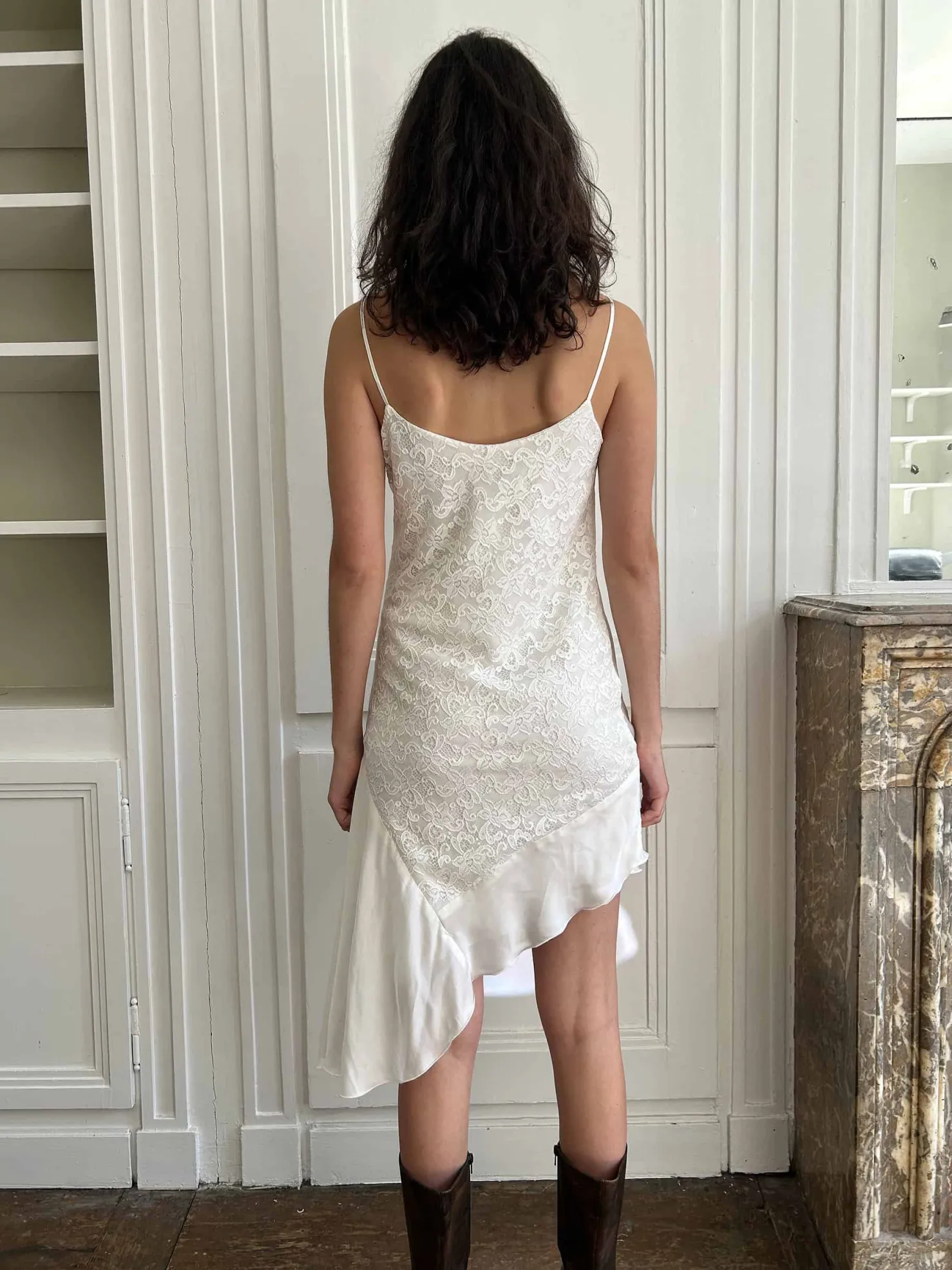 MaisonCléo Robes>Robe asymétrique en dentelle et soie blanc cassé