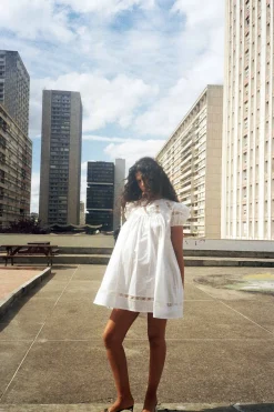 MaisonCléo Robes>Robe babydoll en coton blanc avec dentelle fleurie et manches bouffantes JANICK