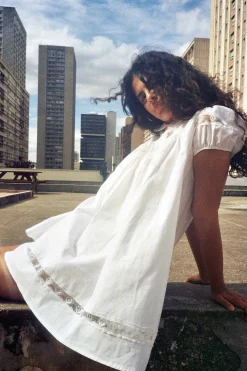 MaisonCléo Robes>Robe babydoll en coton blanc avec dentelle fleurie et manches bouffantes JANICK