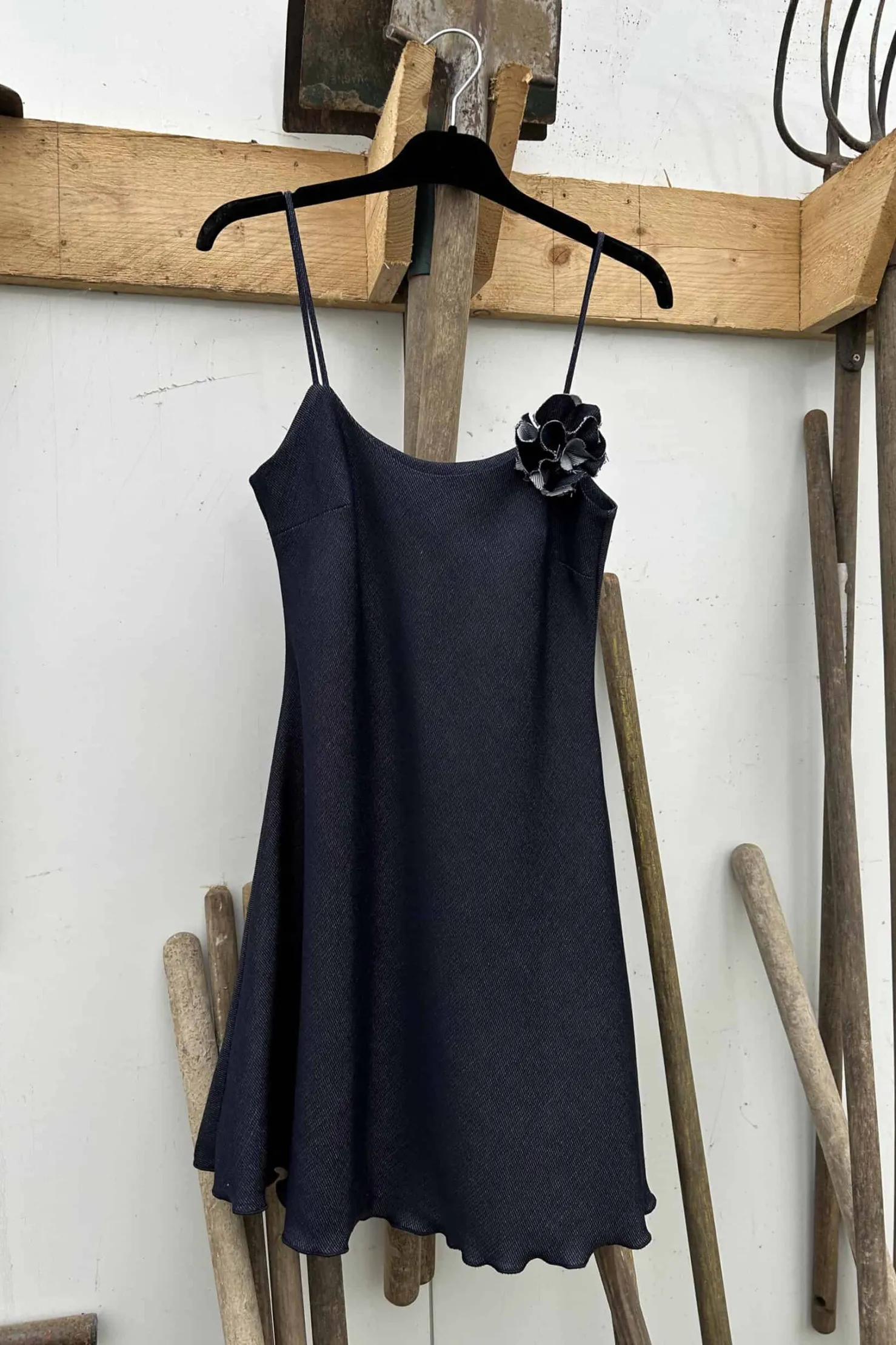 MaisonCléo Robes>Robe babydoll en denim fin bleu foncé à une fleur