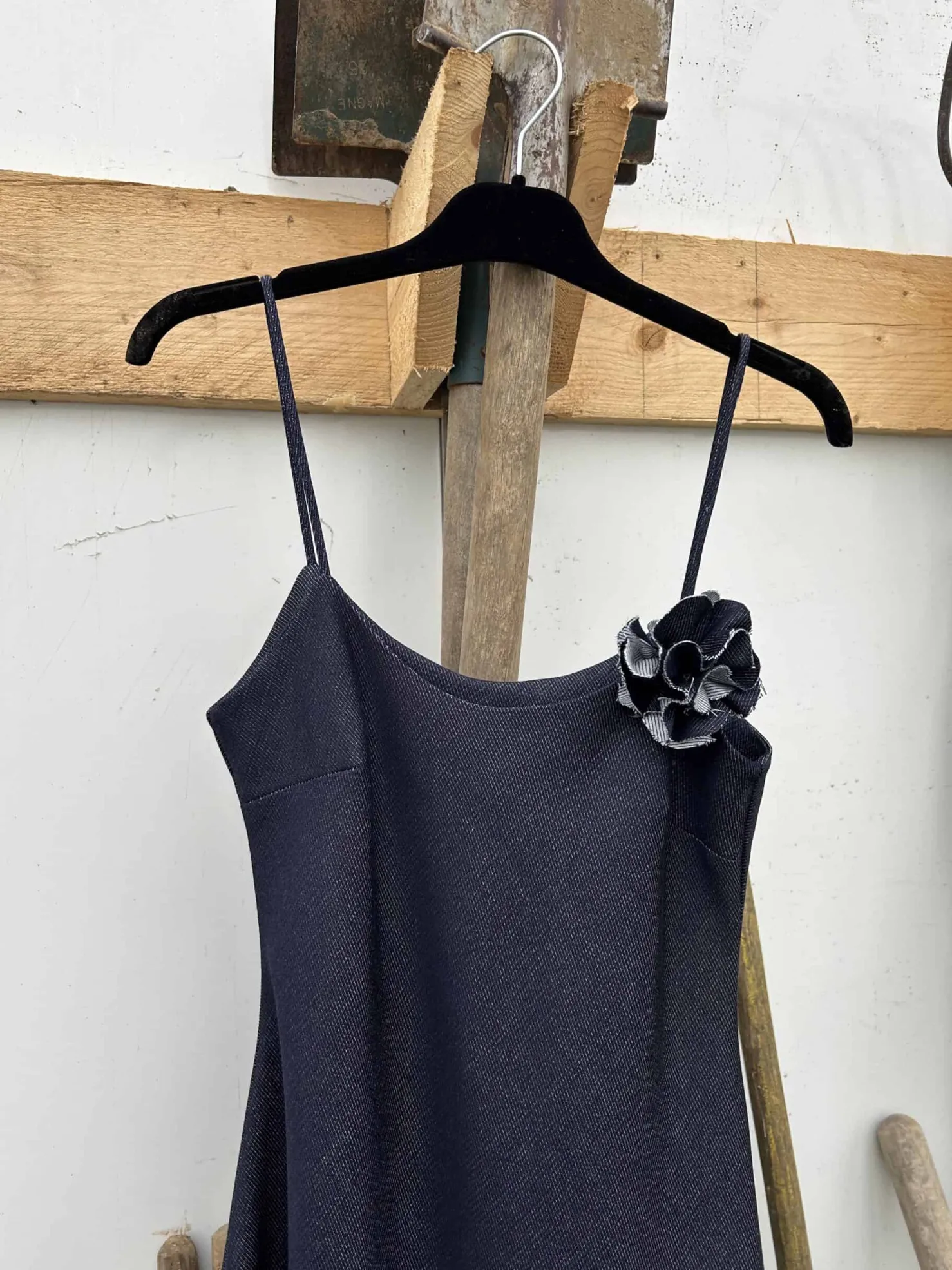 MaisonCléo Robes>Robe babydoll en denim fin bleu foncé à une fleur