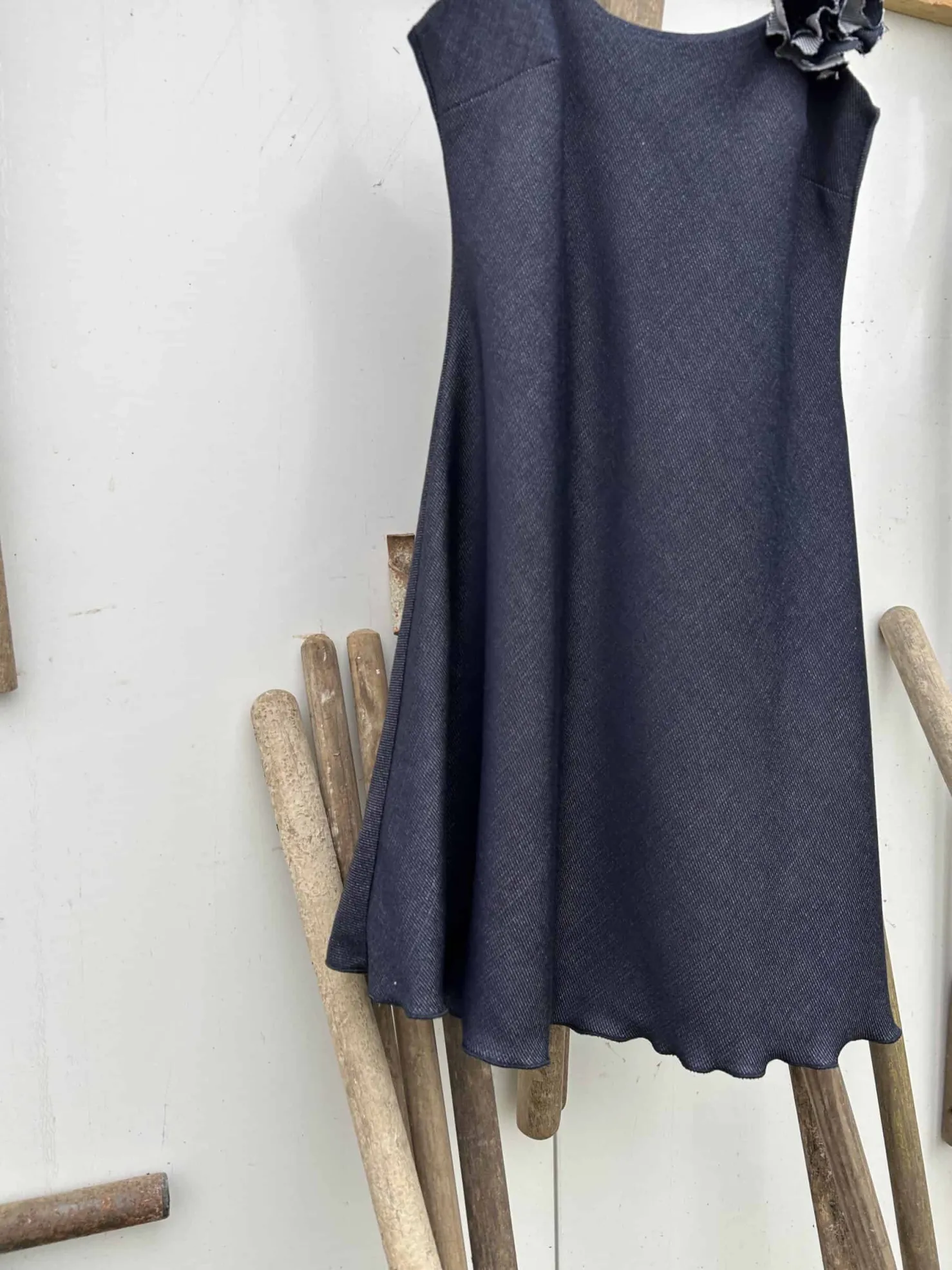 MaisonCléo Robes>Robe babydoll en denim fin bleu foncé à une fleur