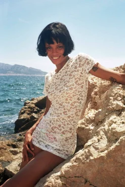 MaisonCléo Robes>Robe courte en dentelle de Calais motif fleuri