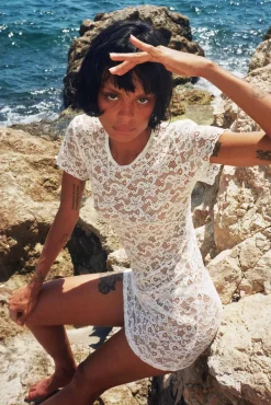 MaisonCléo Robes>Robe courte en dentelle de Calais motif fleuri