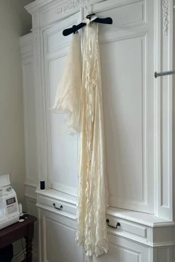 MaisonCléo Robes>Robe FELISA longue dos nu en soie texturée écrue avec volants + voile en organza de soie