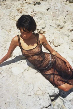 MaisonCléo Robes>Robe longue asymétrique en dentelle de Calais noire fleurie