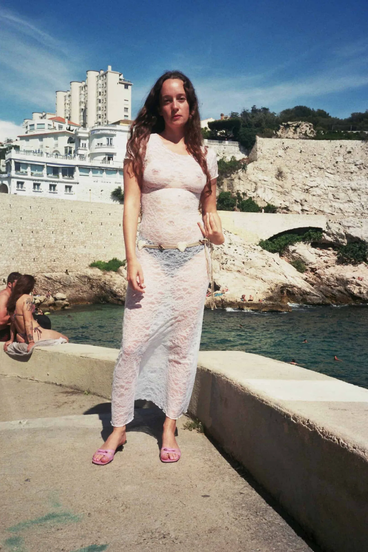 MaisonCléo Robes>Robe longue en dentelle de Calais motif fleuri
