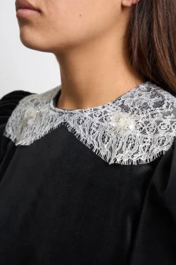 MaisonCléo Robes>Robe noire en velours noir avec col en dentelle brodée perlée