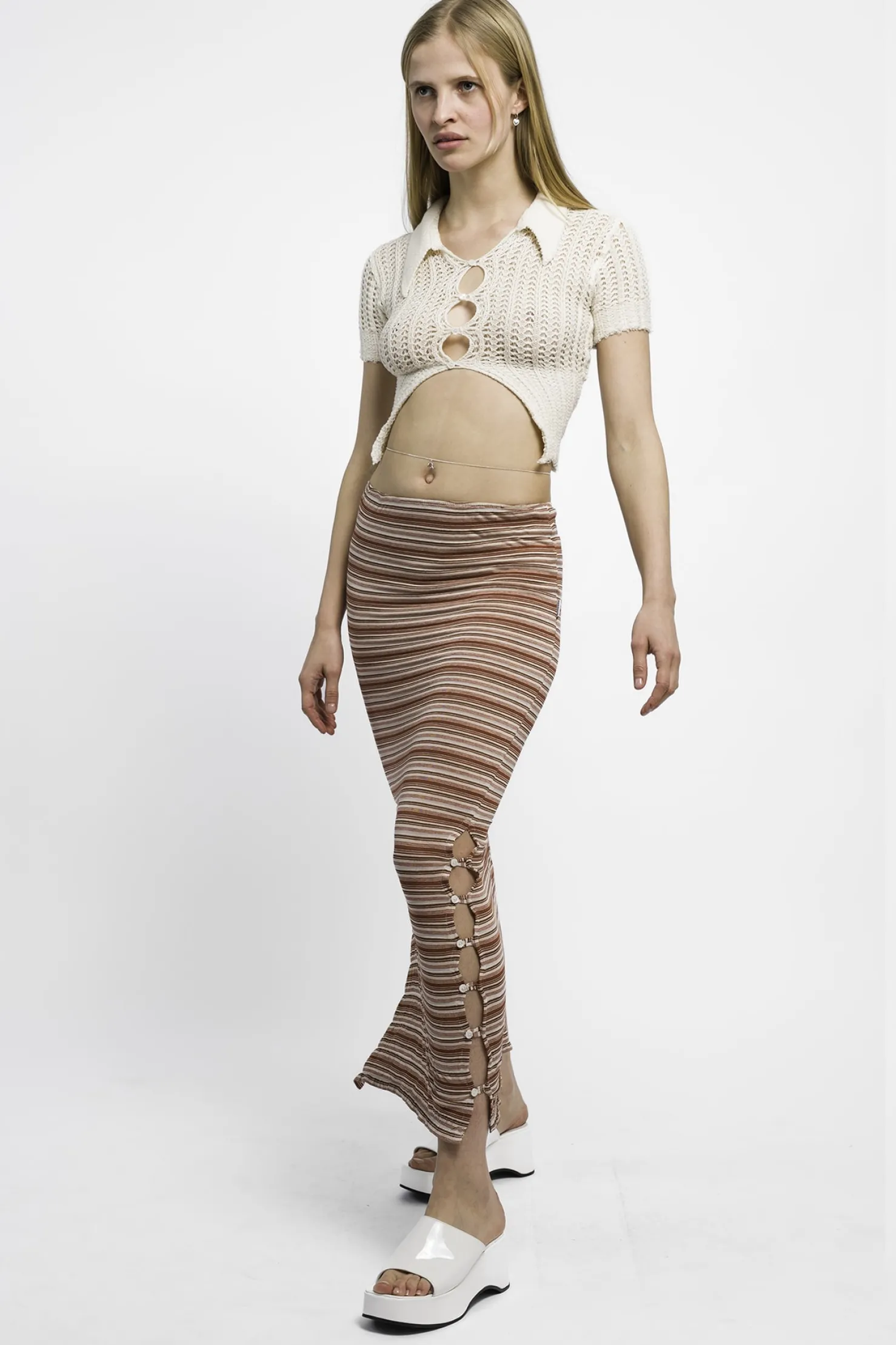 MaisonCléo Jupes>RUNWAY LOOK 41 – Jupe longue boutonnée à rayures avec fentes ajustables