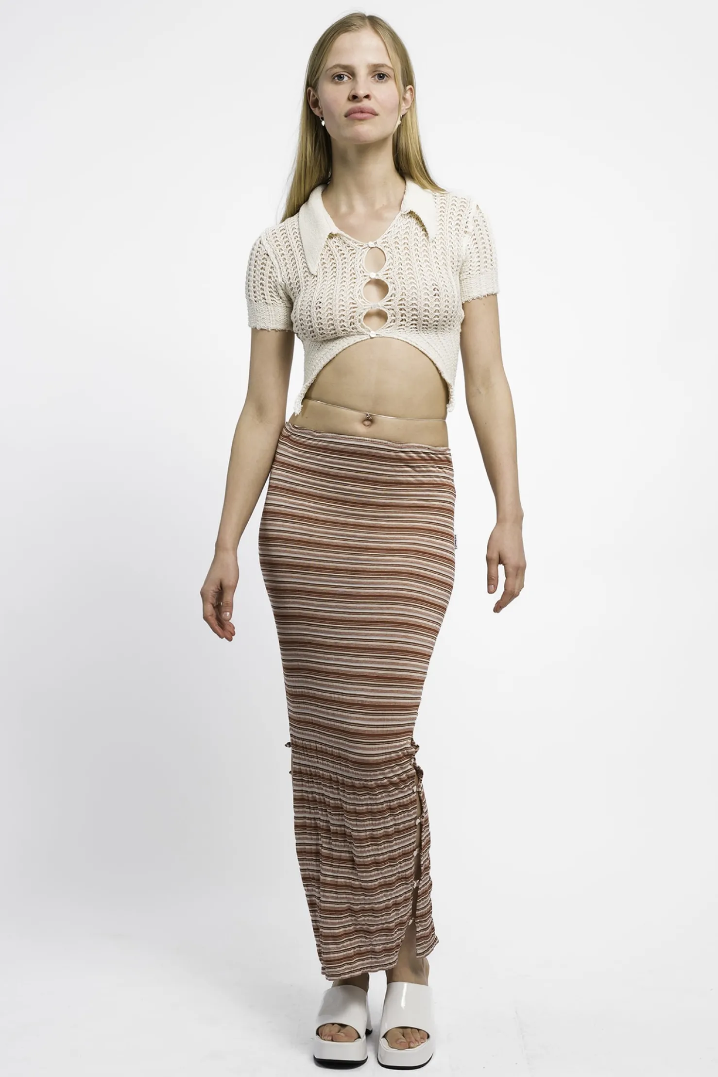 MaisonCléo Jupes>RUNWAY LOOK 41 – Jupe longue boutonnée à rayures avec fentes ajustables