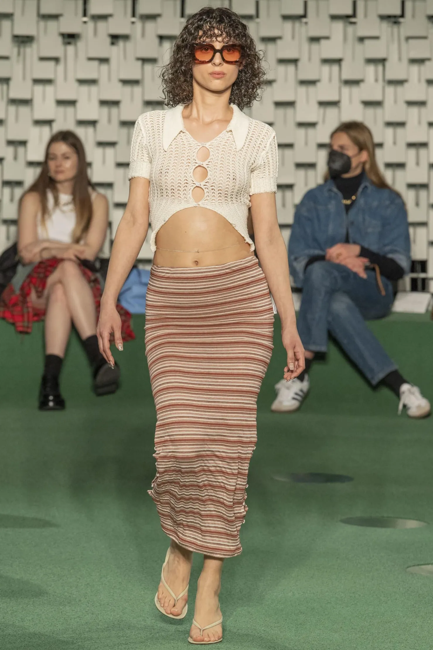 MaisonCléo Jupes>RUNWAY LOOK 41 – Jupe longue boutonnée à rayures avec fentes ajustables