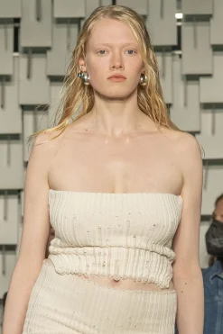 MaisonCléo Bijoux>RUNWAY LOOK 9 – Bijou d&rsquo;oreille ear cuff en argent avec pendentif coeur bleu foncé Swarovski