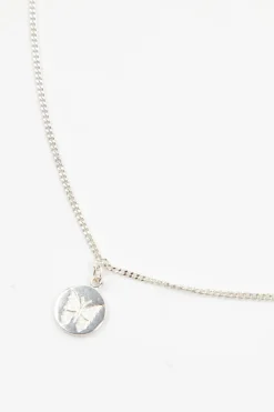 MaisonCléo Bijoux>RUNWAY LOOK 32 – Ceinture chaîne argentée avec faux piercing médaillon papillon gravé