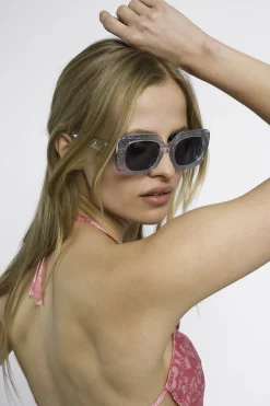 MaisonCléo Lunettes De Soleil>RUNWAY LOOK 35 – LUNETTES PAILLETTES BLEUES CLÉO X EMMANUELLE KHANH